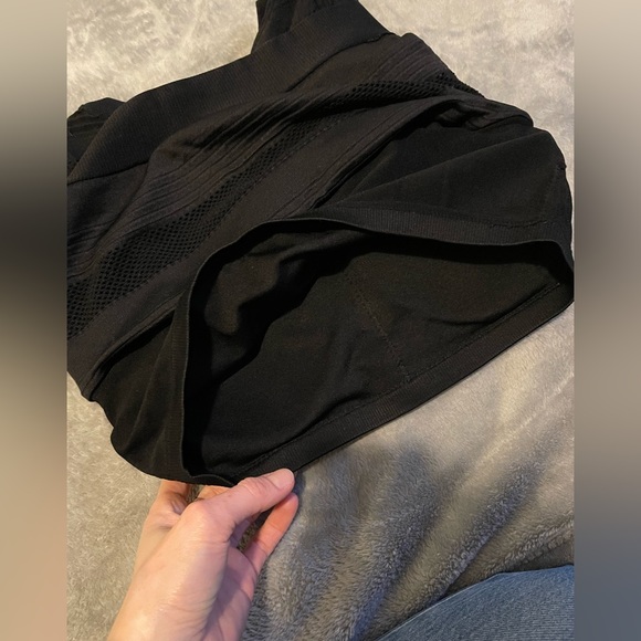 Black mesh workout crop top - Picture 4 of 6